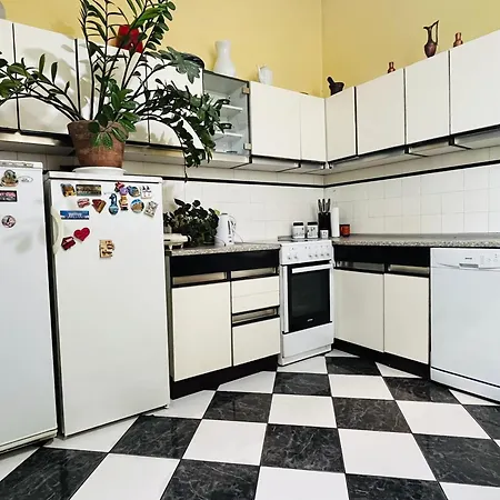 Apartman With Parking 3 Bedroom *